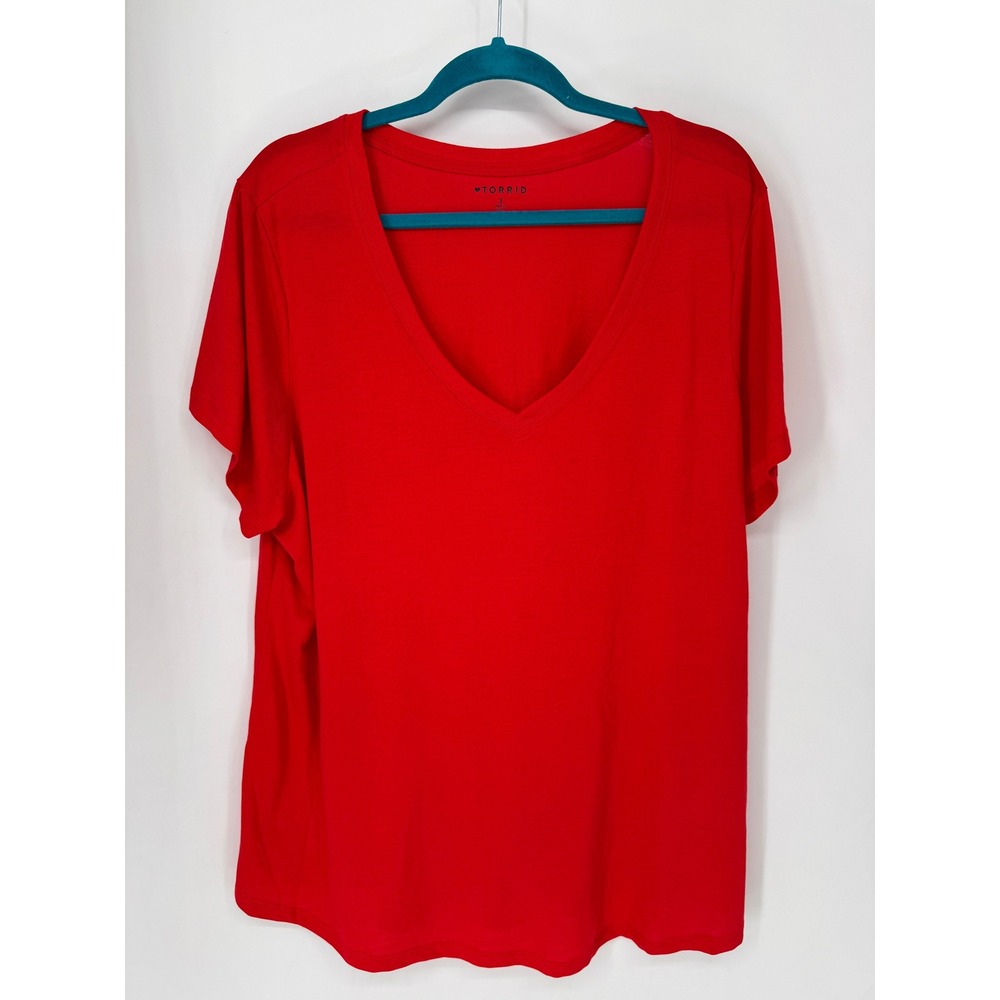 Torrid T-Shirt Womens 3 Red EUC V-Neck Short Sleeve Relaxed Fit Soft Jersey